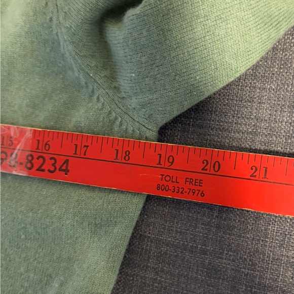 Saffron 100% Cashmere Green V Neck Sweater—Beautiful!! Soft & Warm—EUC—Small - Picture 5 of 6